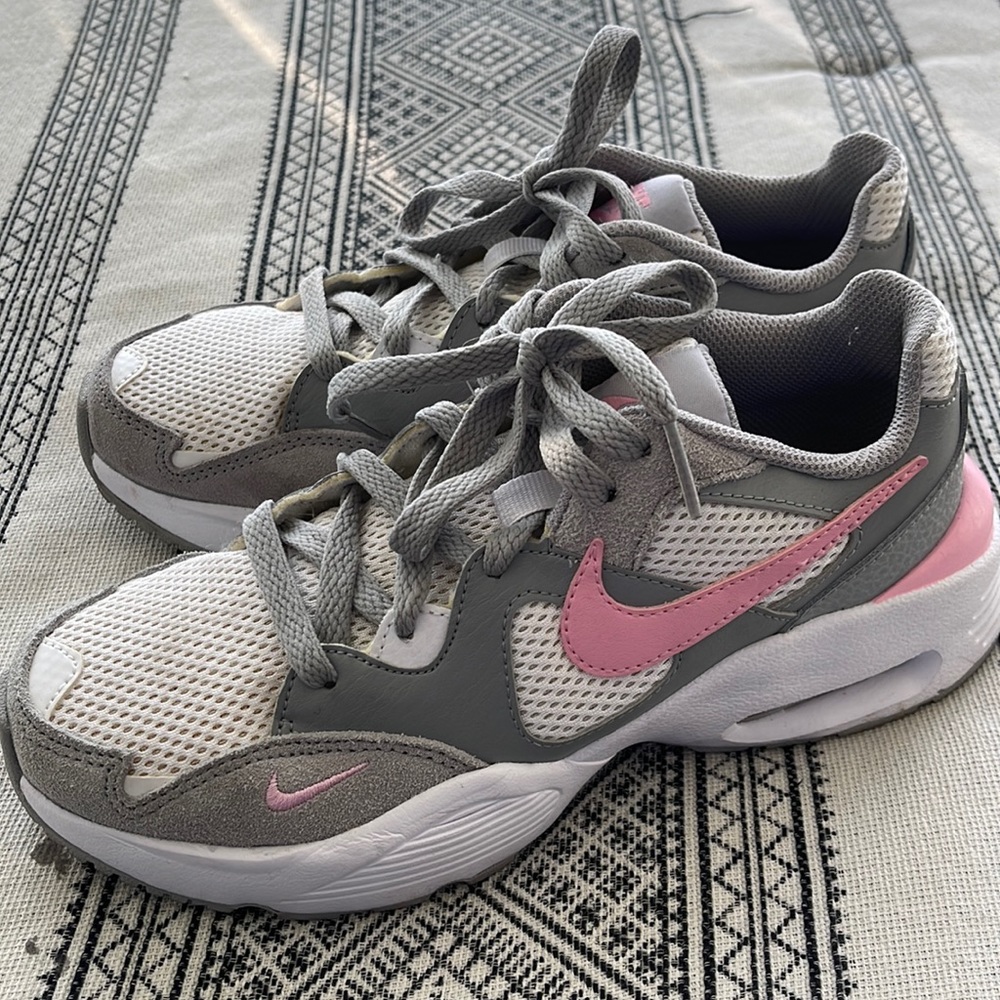 Grey/White/Pink Nike Runners